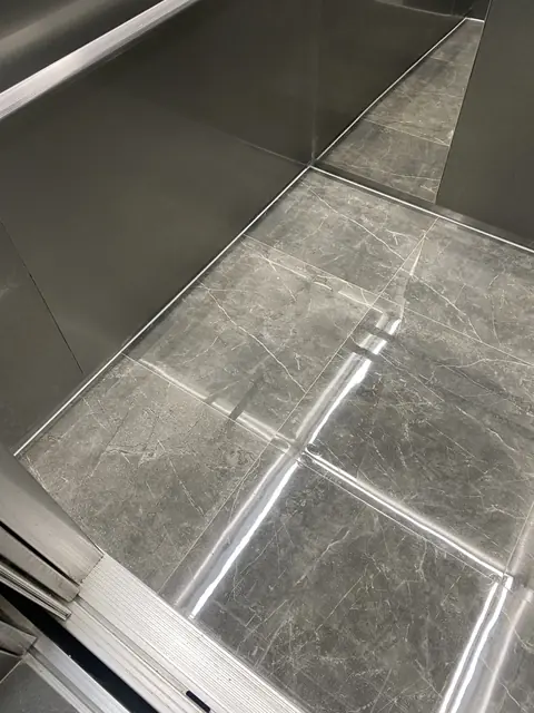 보수와 광택 시공을 마쳐 매끄럽게 정돈된 엘리베이터 대리석바닥 완성 모습