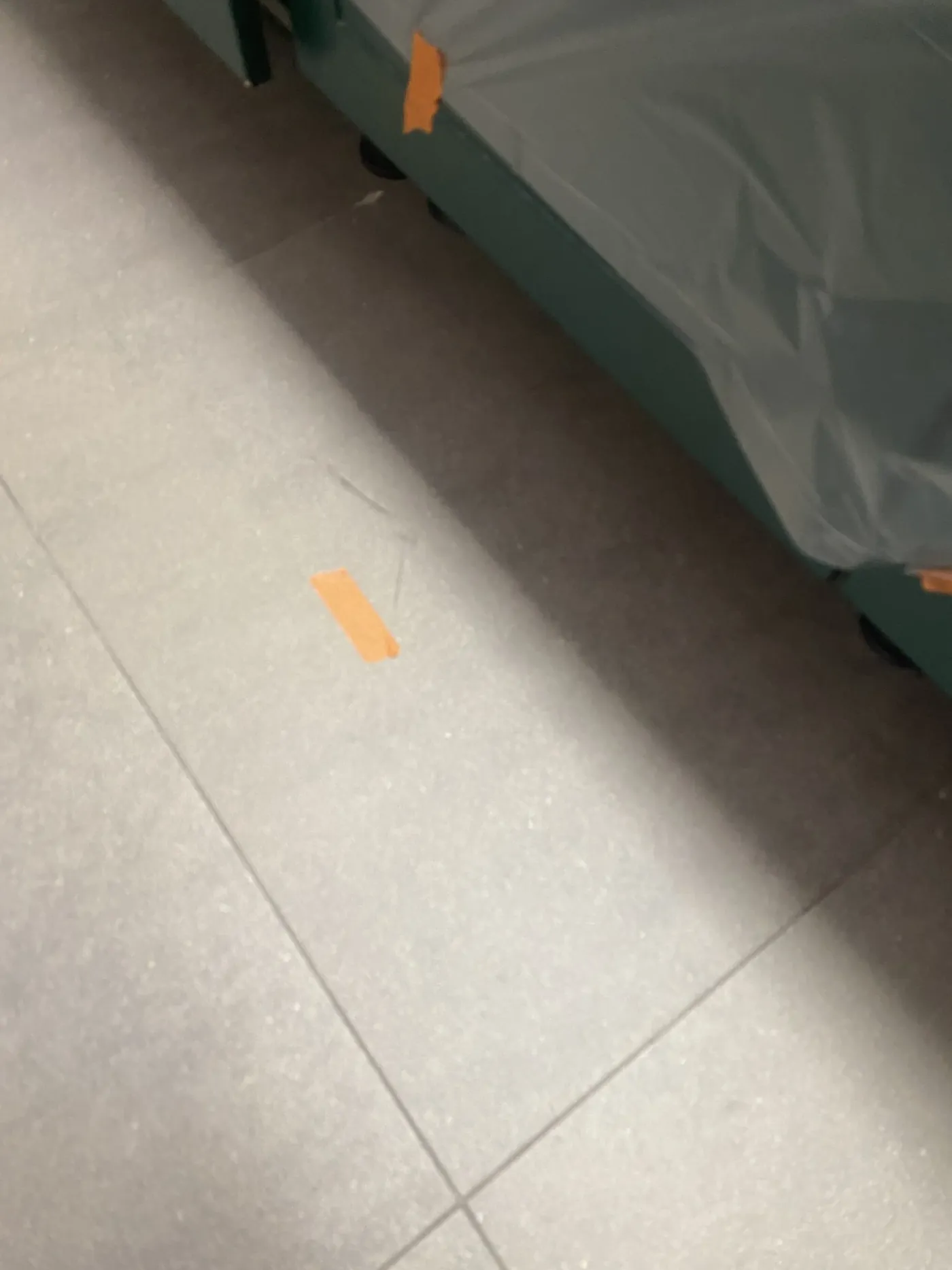 줄눈보수 전 테이핑 작업이 된 대리석바닥 현장