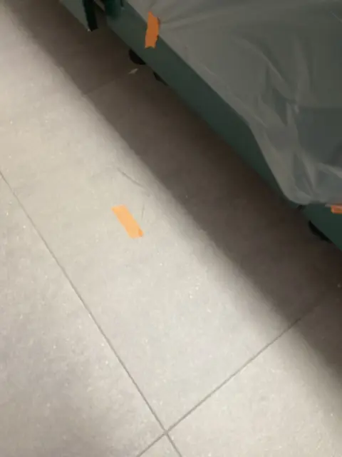 기존 타일 일부가 제거된 로비대리석바닥시공 현장 하부장 앞 바닥 시공 전 모습