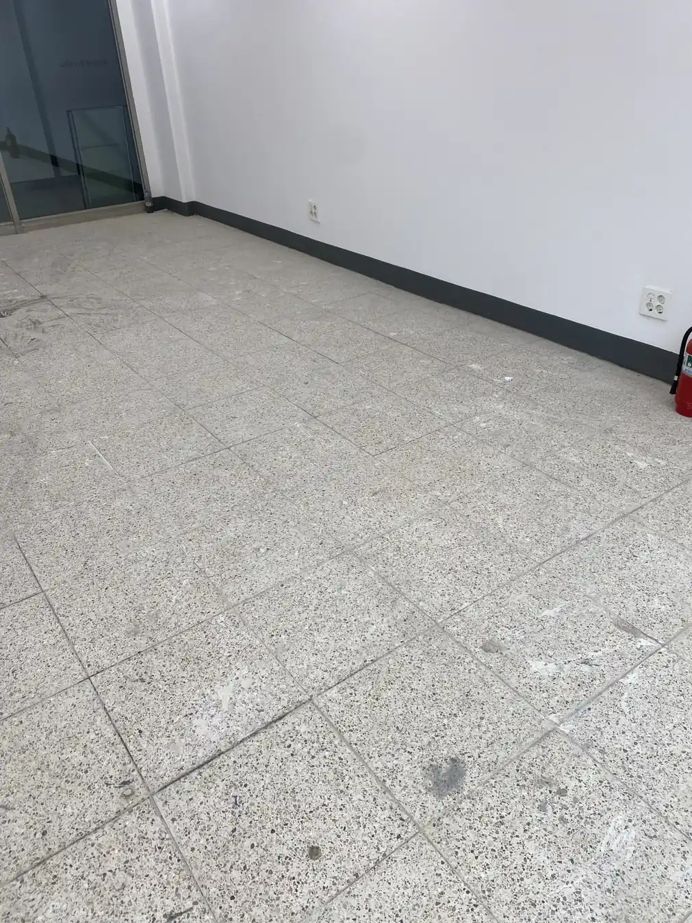 연마 작업이 필요한 대리석바닥 입구 현장
